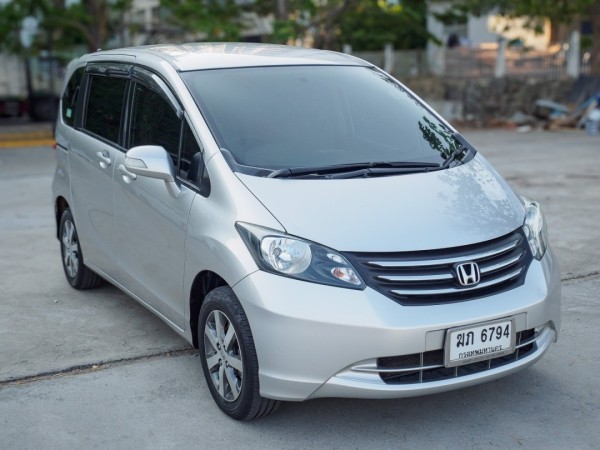 2012 Honda Freed สีเงิน