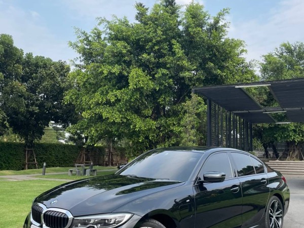 2020 BMW 330e M Sport LCI สีดำ