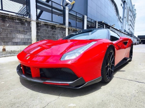 2017 Ferrari 488 GTB สีแดง