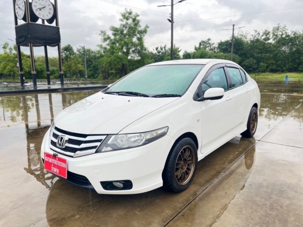 2011 Honda City สีขาว