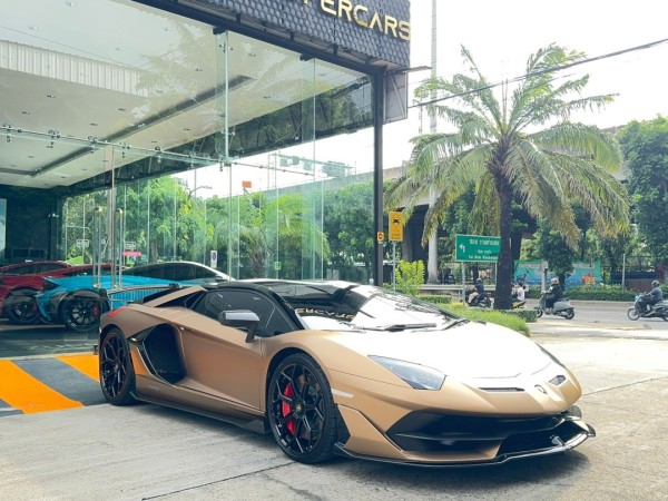 2021 Lamborghini Aventador S Roadster สีน้ำตาล