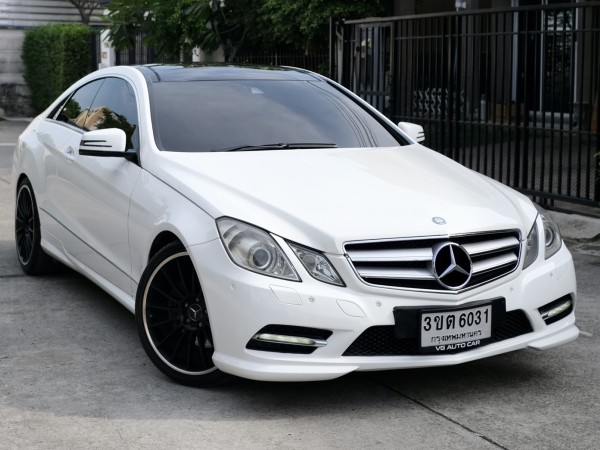 Mercedes-benz E200 CGI COUPE เครื่องยนต์: เบนซิน เกียร์:AT ปี: 2013 สี:ขาว ไมล์:9x,xxx Km.