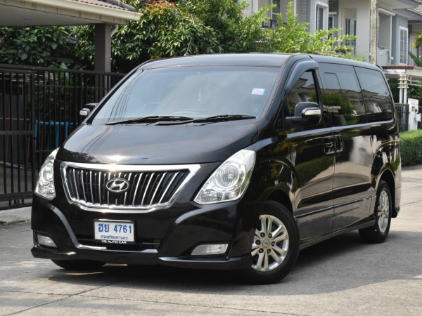 Hyundai H1 2.5 Deluxe (แต่งภายใน VIP 7 ที่นั่ง) เครื่องยนต์: ดีเซล เกียร์: ออโต้ ปี : 2013 สี: ดำ สดพร้อมโอน