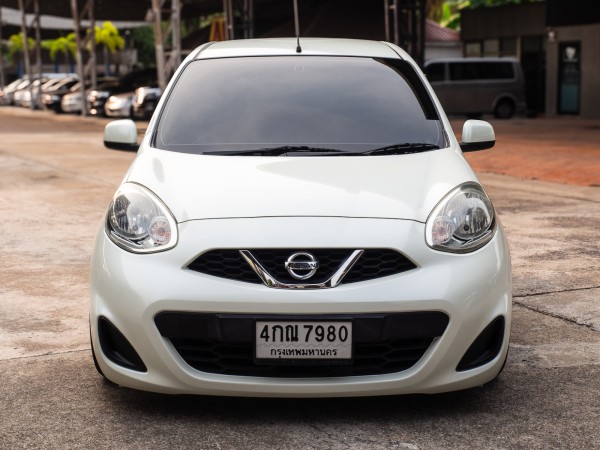 2015 Nissan March สีขาว