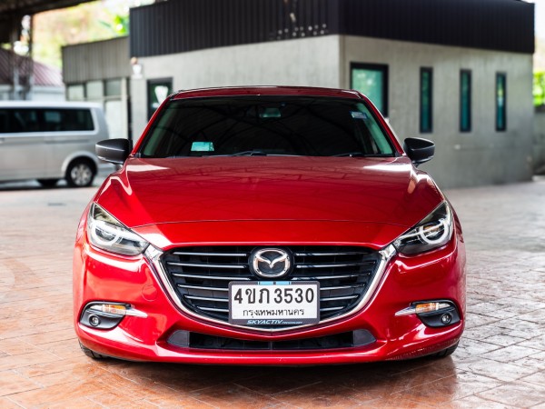 2017 Mazda 3 Hatchback สีแดง