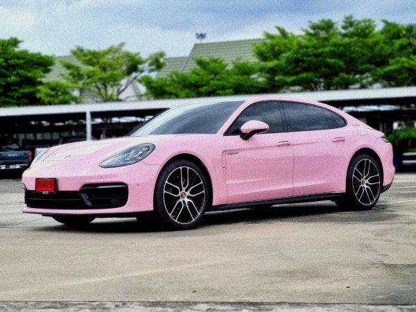 2023 Porsche Panamera E-Hybrid สีชมพู