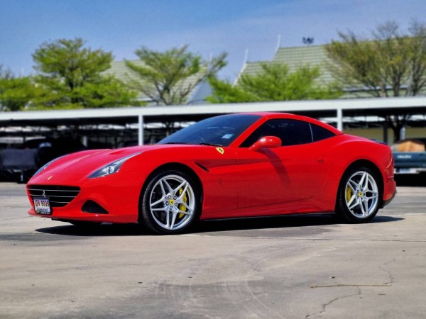 2016 Ferrari California T สีแดง
