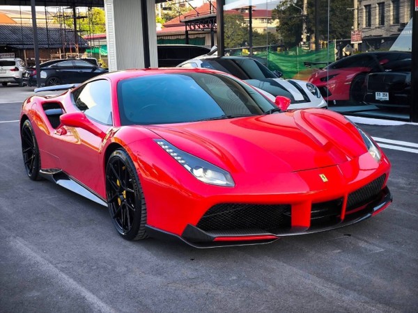 2017 Ferrari 488 GTB สีแดง