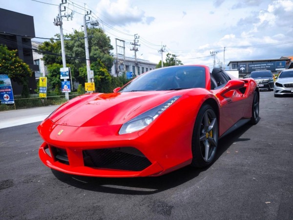 2018 Ferrari 488 Spider สีแดง
