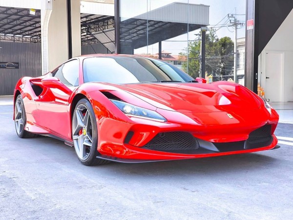 2021 Ferrari F8 Tributo สีแดง