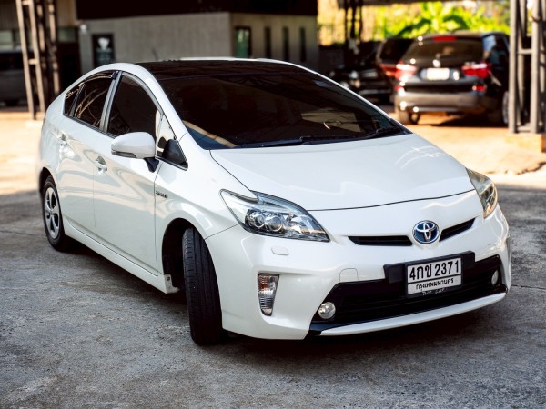 2012 Toyota Prius สีขาว