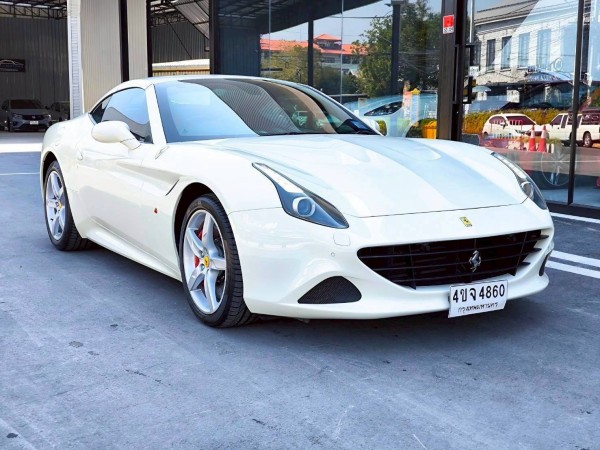 2015 Ferrari California T สีขาว