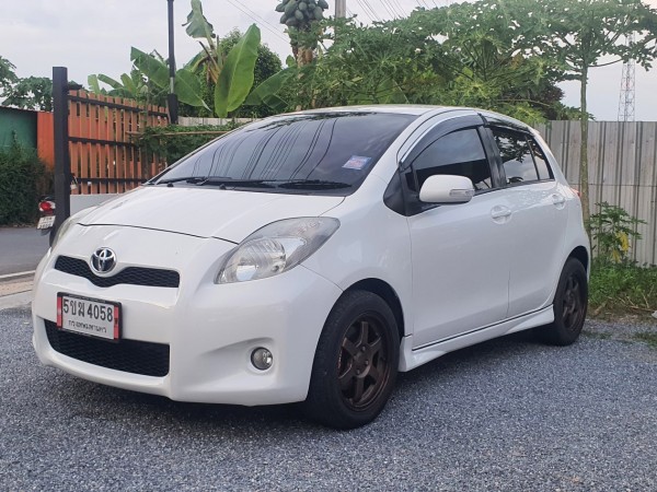 Toyota Yaris สีขาว