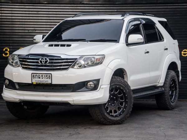 Toyota Fortuner GEN 1 ไมเนอร์เชนจ์ 2 ปี 2012 สีขาว