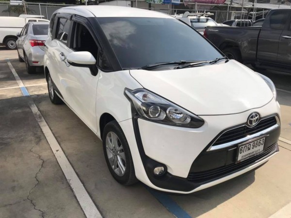 Toyota Sienta ปี 2017 สีขาว