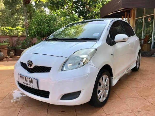 Toyota Yaris ปี 2010 สีขาว