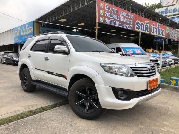 Toyota Fortuner ไมเนอร์เชนจ์ 2 ปี 2012 สีขาว