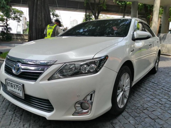 Toyota Camry (XV50) โฉมแรก 12-15 ปี 2012 สีขาว