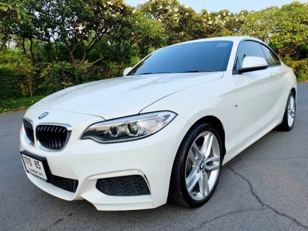 BMW 2 Series F22 218i Coupe ปี 2015 สีขาว