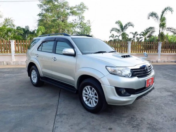 Toyota Fortuner ไมเนอร์เชนจ์ 2 ปี 2013 สีเงิน