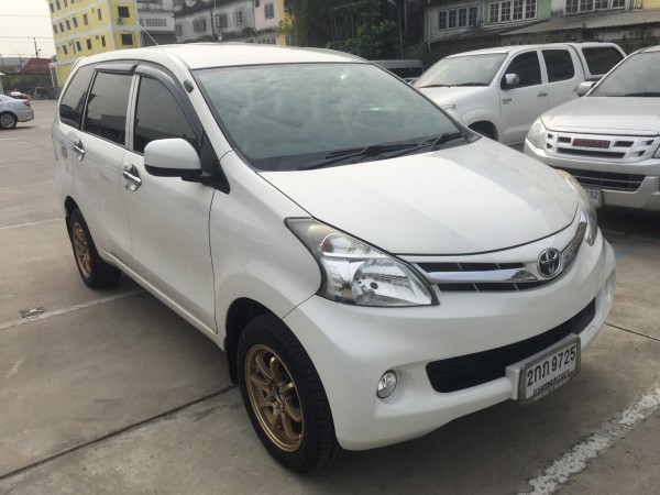 Toyota Avanza ปี 2013 สีขาว