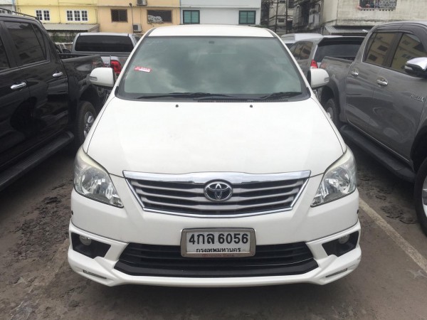 Toyota Innova ปี 2015 สีขาว